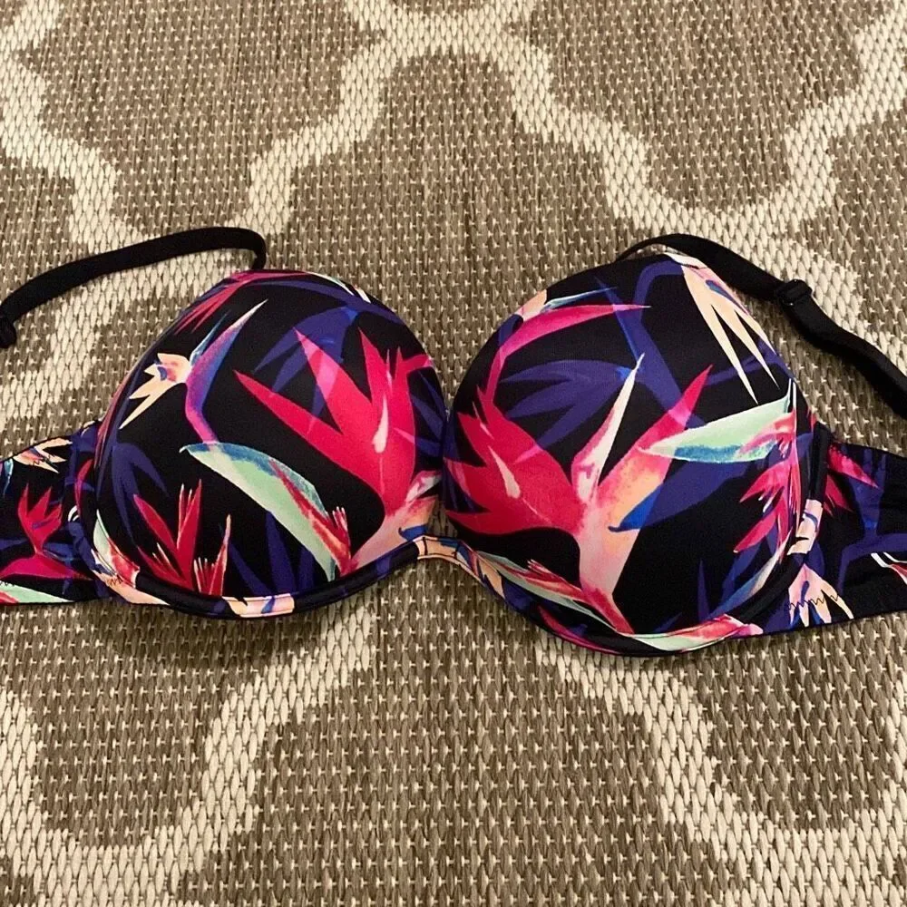 Victoria’s Secret push-up bra size 32DDD ￼